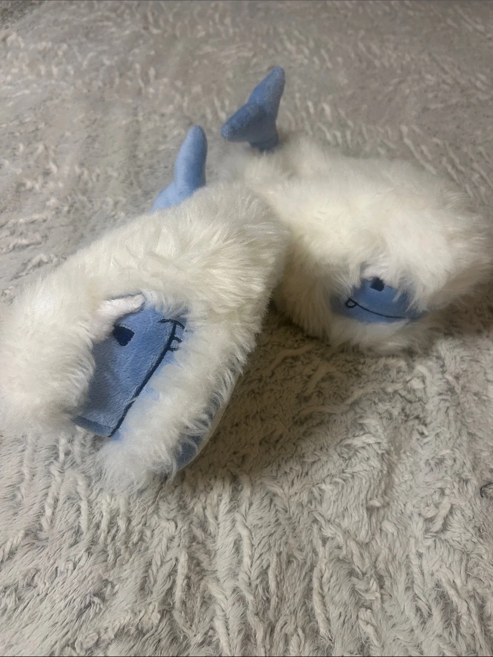 Vineyard Vines Plush Blue Yeti Slippers with White Faux Fur Trim